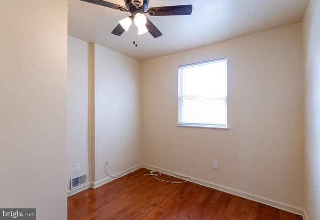 Building Photo - 2022 S Opal St