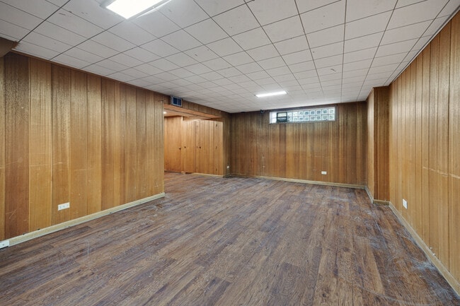Building Photo - 7248 N Ridge Blvd