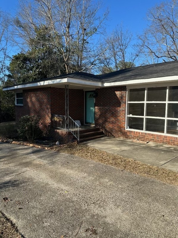 Building Photo - 204 Pineview Dr
