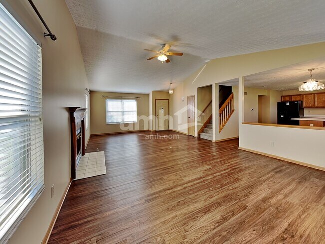 Building Photo - 906 Lakeway Ct E