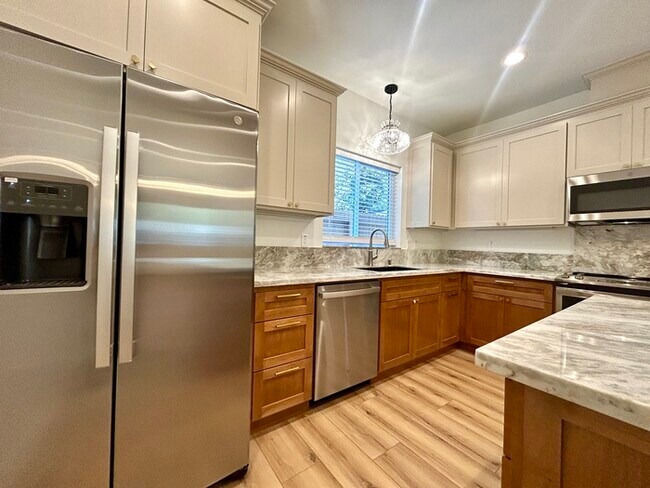 Building Photo - Beautiful 2bd/1ba 900 sq. ft. ADU in Roseville! Own private driveway! SOLAR!