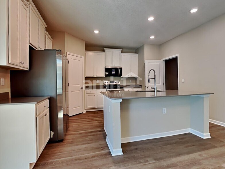 Building Photo - 64 Spruce Point