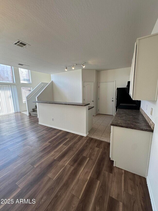 Building Photo - 1015 S Val Vista Dr