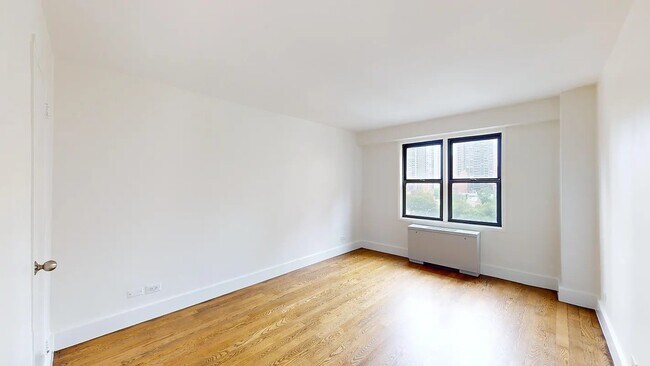 Building Photo - 220 E 63rd St