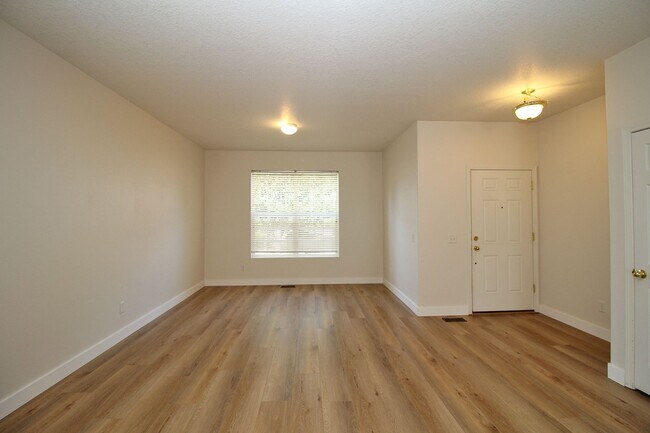 Building Photo - Custom-Built 5 Bedroom/3 Bath Home In A Great Sunnyside Neighborhood