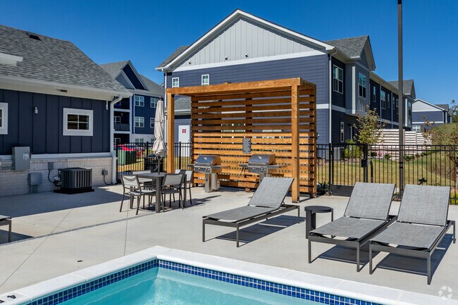 Poolside Grill Area - Emblem Riverside