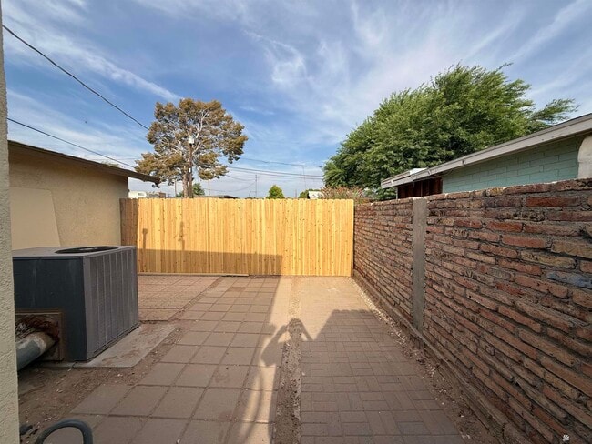Building Photo - 723 N Musgrove Ave
