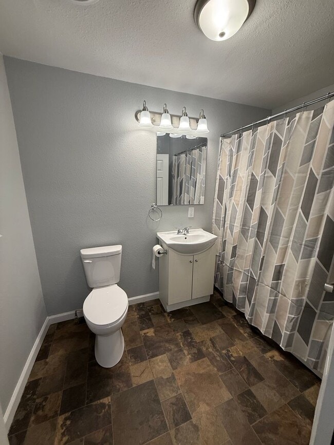 Building Photo - 406 S Oak St