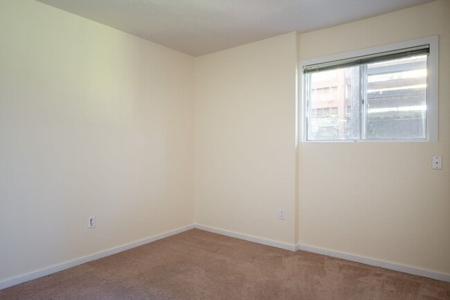 Building Photo - CONDO W/ A VIEW!!! CLOSE TO OHSU,PSU and M...