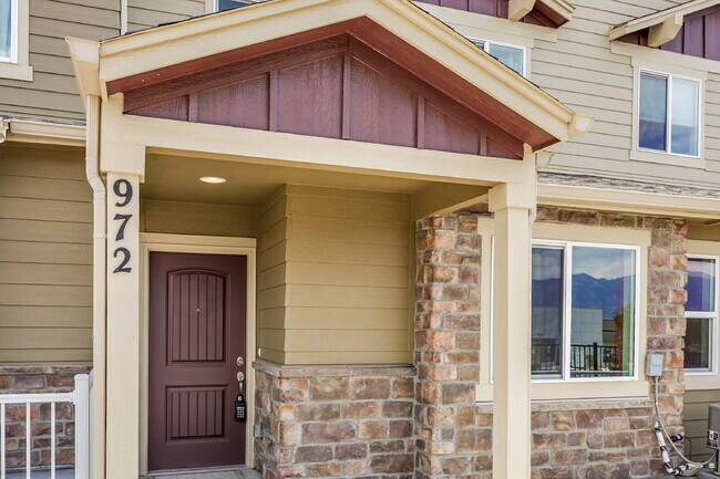 Building Photo - $2,150 - 3 Bed, 2.5 Bath Updated Townhome ...