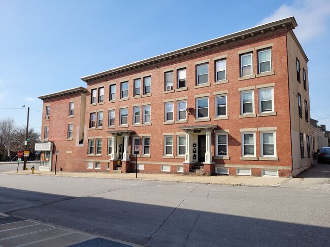 Building Photo - MOVE IN READY! $1625 - 1 Bed / 1 Bath Apartment in Downtown Manchester with All Utilities Included!