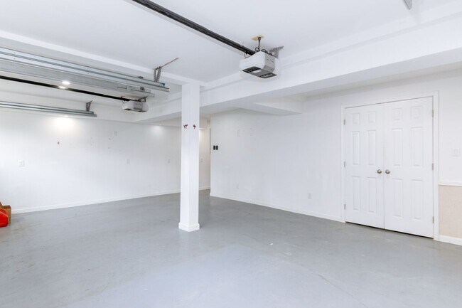 Building Photo - 4 bed/3 bath Walk to Lane Stadium Pet Frie...