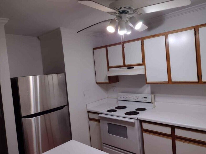 Building Photo - 1813 Hemlock Plz