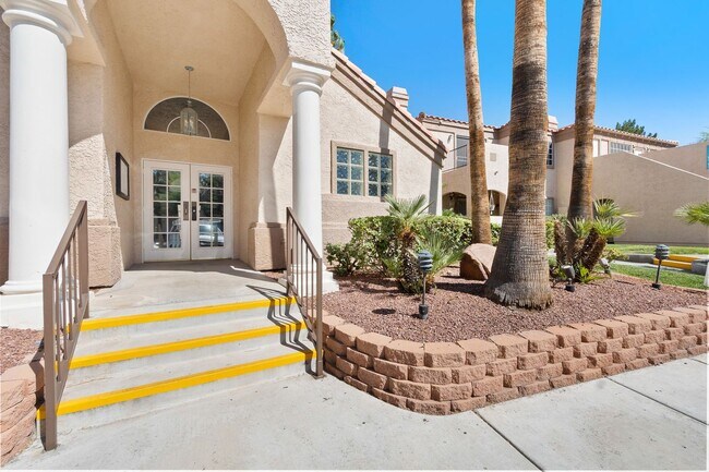 Building Photo - Gorgeous 2 Bedroom Townhome with attached ...