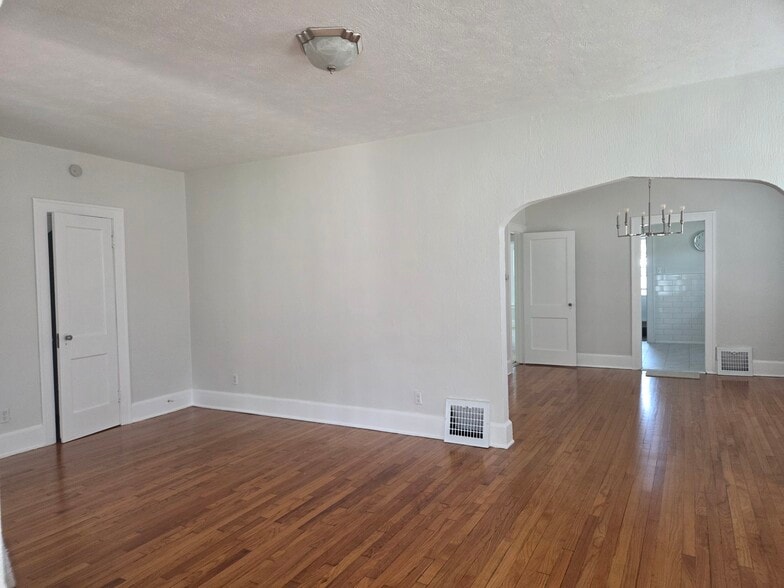 Building Photo - 328 E 6th St