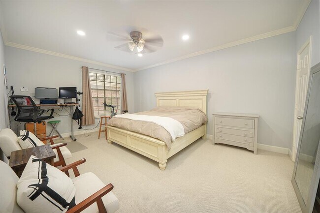 Building Photo - 2255 Braeswood Park Dr