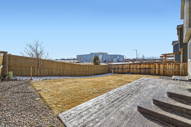 Building Photo - Wonderful 4/2.5 Home in SE Longmont. Large Rooms and Great Fenced Yard. Attached Garage.