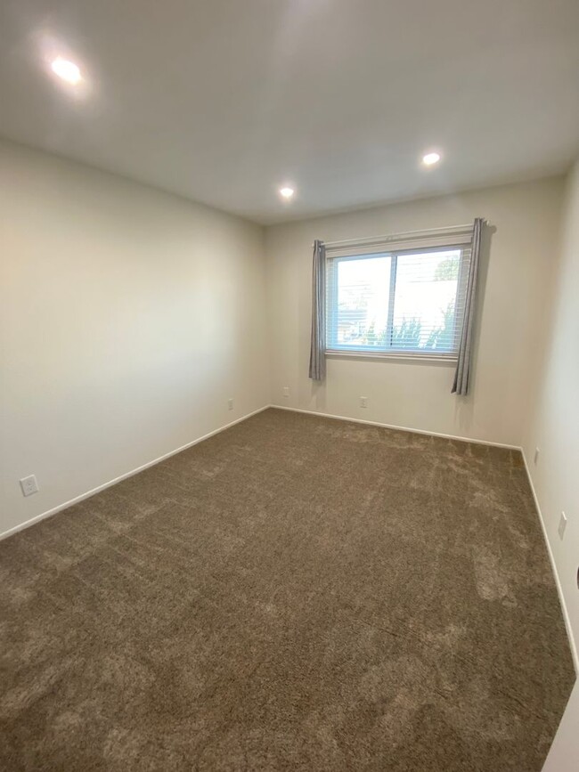 Building Photo - Two Bedroom Luxury Lakewood Condo For Rent!