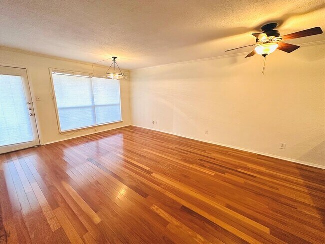 Building Photo - 1101 Hollow Creek Dr