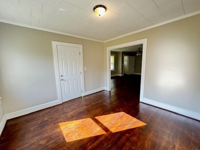 Building Photo - 505 E 5th St