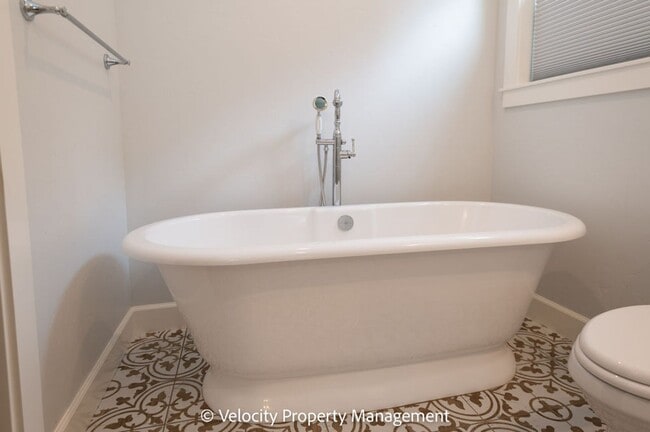 Building Photo - Beautiful Home Across the Street from Drake Park!