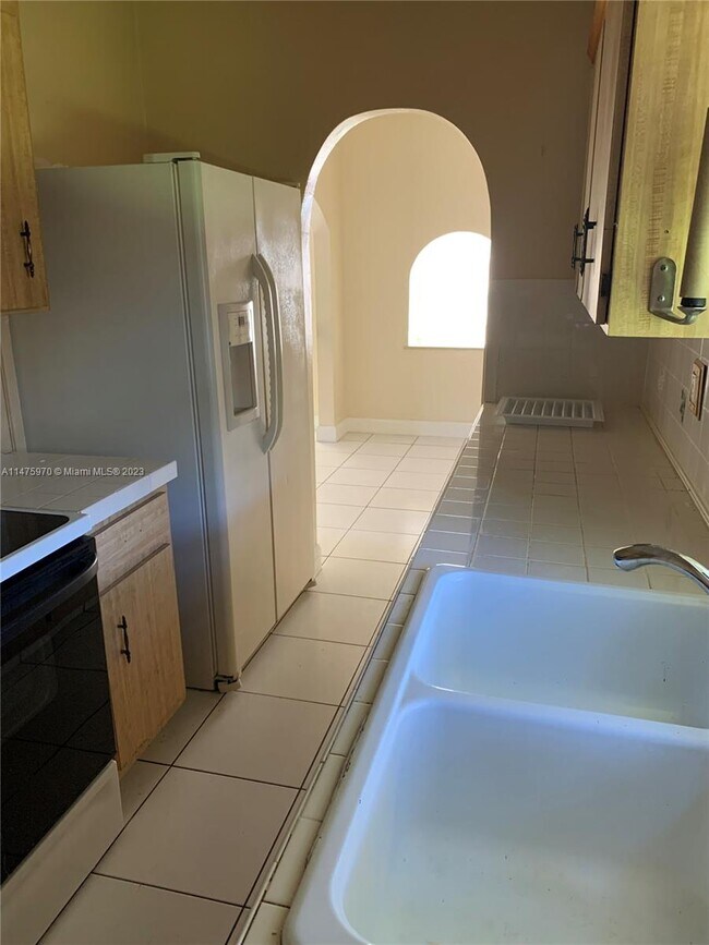 Building Photo - 1335 NE 182nd St