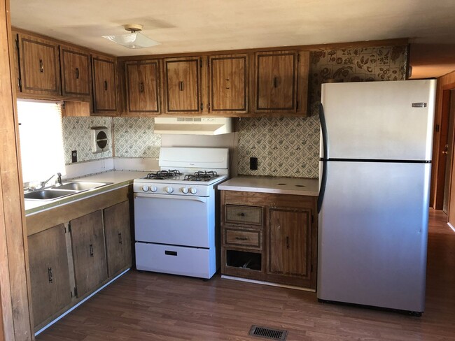 Building Photo - Trailer House; 3 bed 2 bath, covered patio