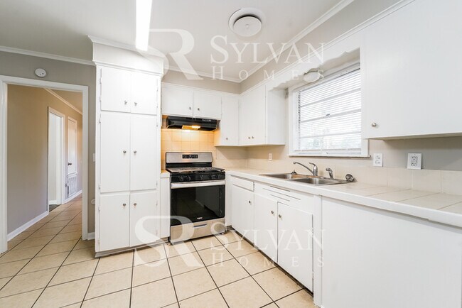 Building Photo - Updated 3 bedroom rancher!