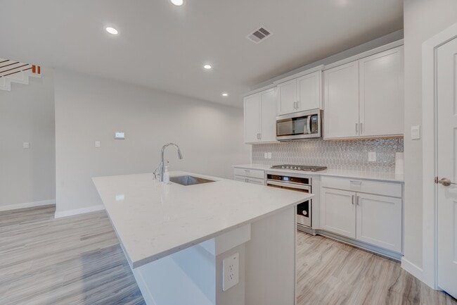 Building Photo - 14257 Lake Lodge Dr