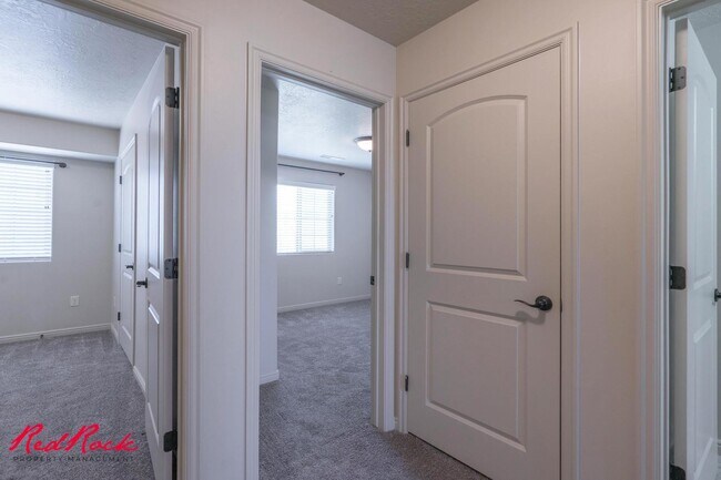 Building Photo - Charming 3 bedroom Townhome. 2 Community Pools!