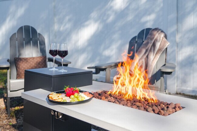 Building Photo - 720 1/2 West Woodlawn Avenue-SI ID1271939P