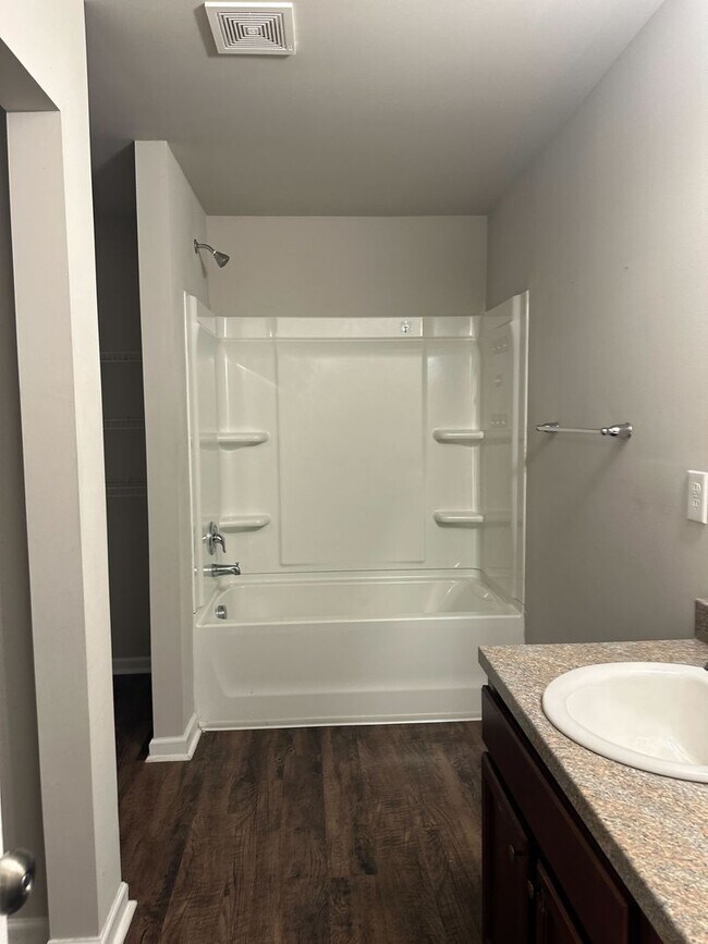 Building Photo - Stylish 4BR/2BA Home with Garage & Privacy Fence