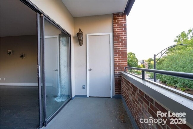 Building Photo - 224 N Poplar St