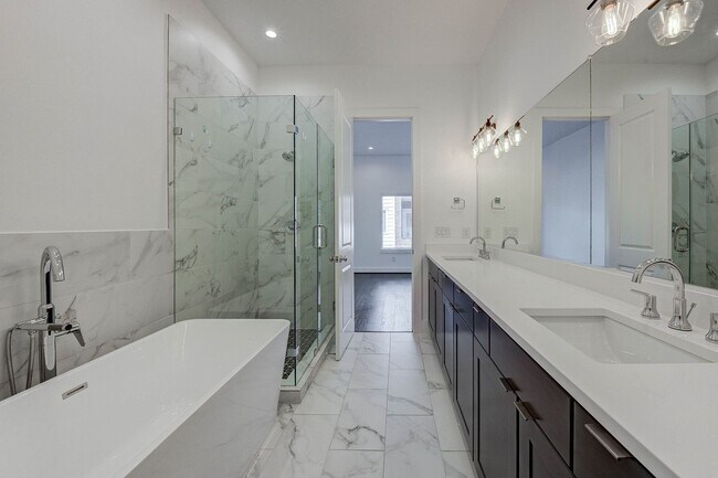 Building Photo - 3 Bedroom Home in the Galleria