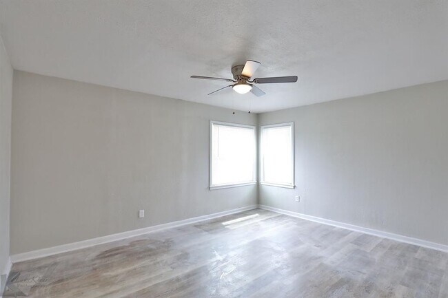 Building Photo - 1202 S San Jose Dr