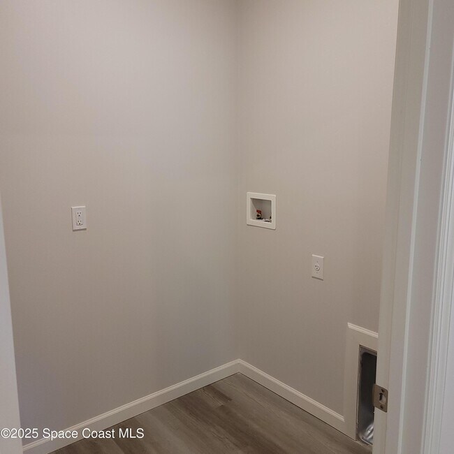 Building Photo - 583 Mimosa St SW