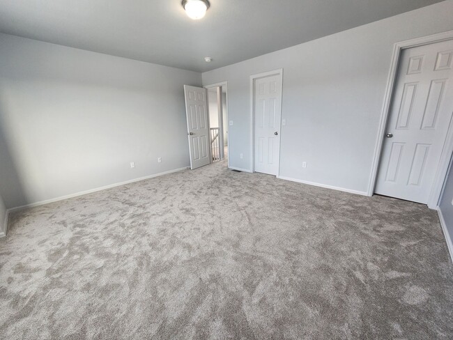 Building Photo - Captivating 6 Bed, 4 Bath Home Near Black ...