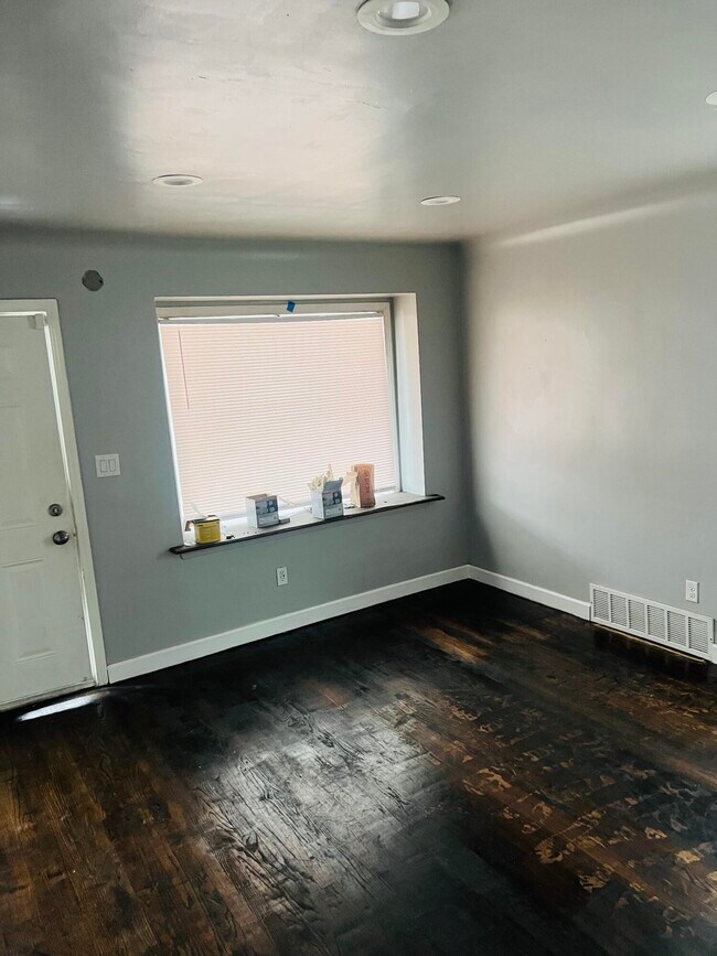 Building Photo - 14622 Frankfort St