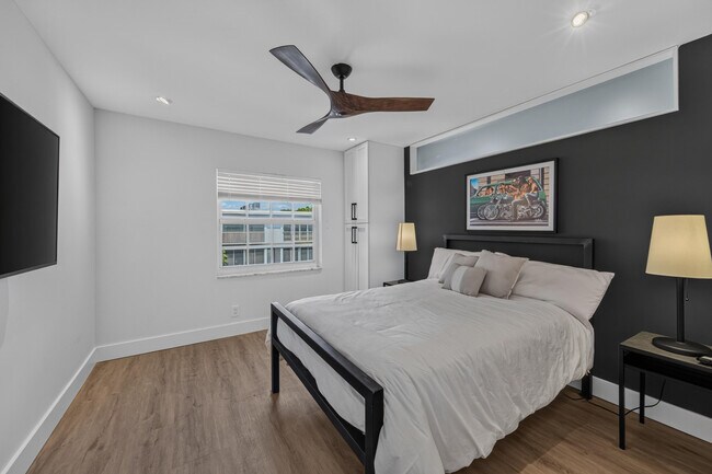 Building Photo - 6515 Bay Club Dr