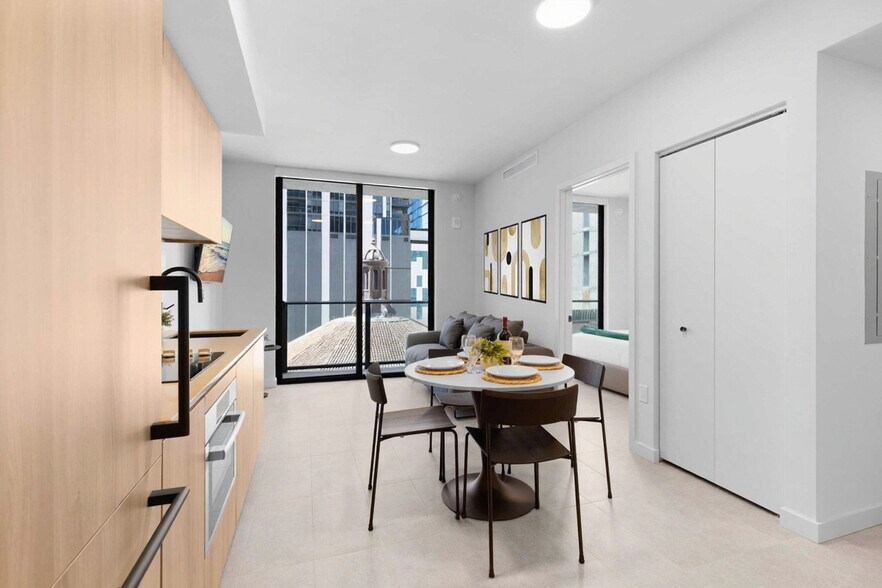 Building Photo - 501 NE 1st Ave