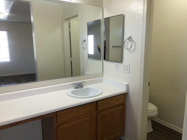 Building Photo - 3 bedroom 2.5 bath home - 2 car garage - S...