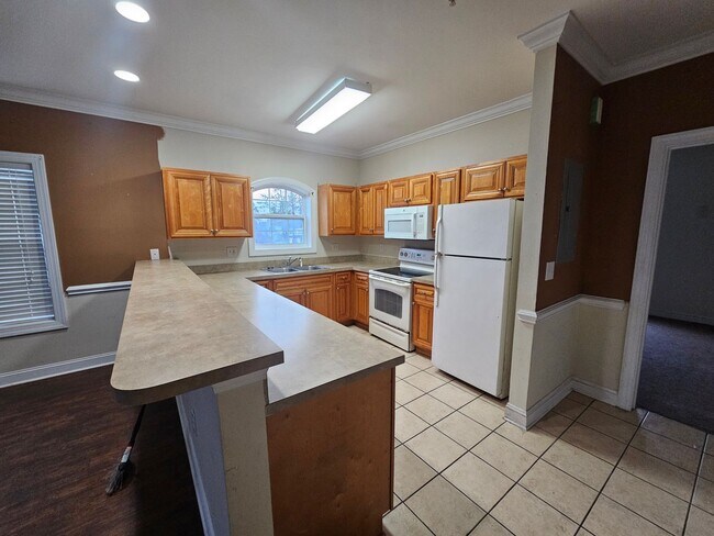 Building Photo - The Gardens @ Cypress Bay - 204