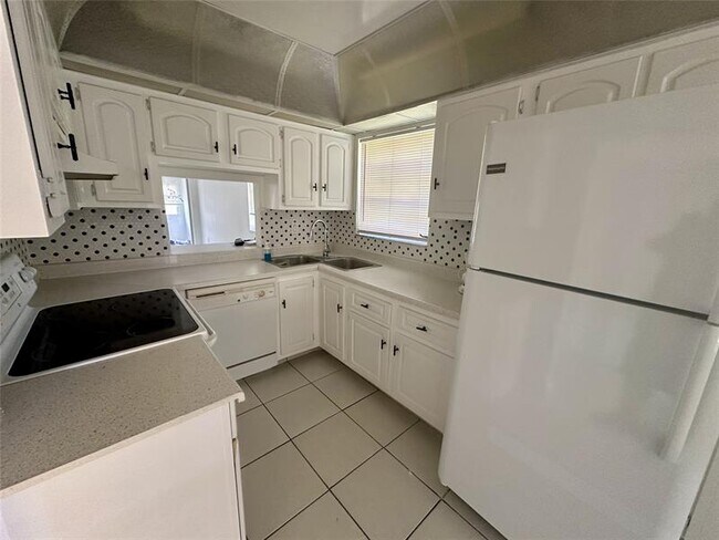 Building Photo - 5980 NW 64th Ave