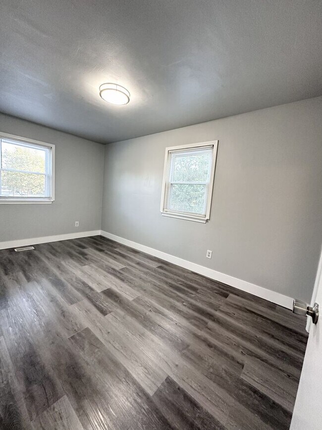 Building Photo - Beautifully Fully Updated 3-Bedroom End Unit Townhome