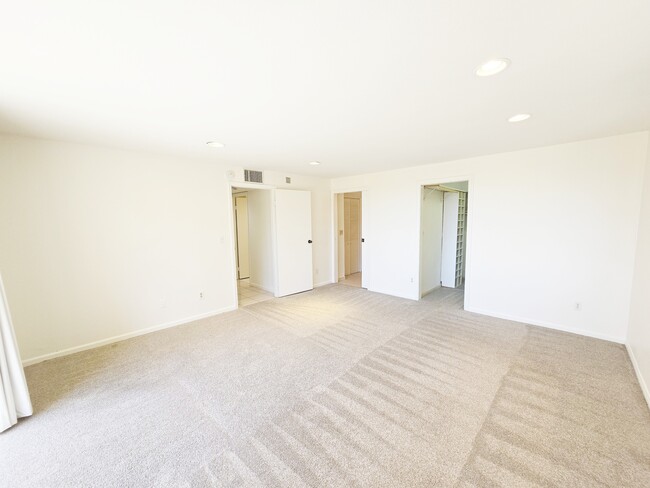 Building Photo - 2420 Torrey Pines Rd