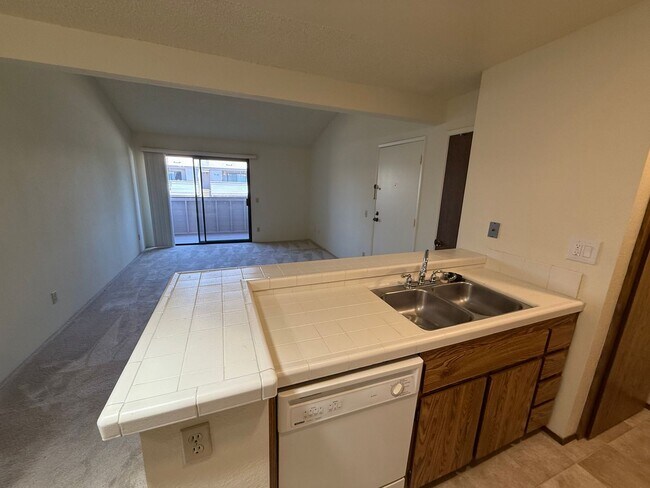 Building Photo - Spacious 1 Bedroom, 1 Bath Condo with Vaul...