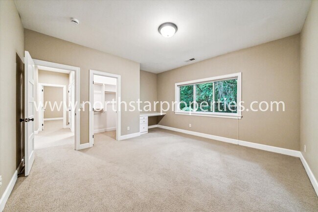 Building Photo - New Exquisitely Designed Dream Home in Lake Oswego.