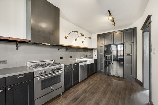 Building Photo - 558-560 Greenwich Street (1067r)