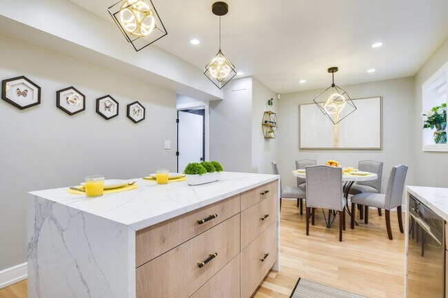 Building Photo - 6242 N Kenmore Ave