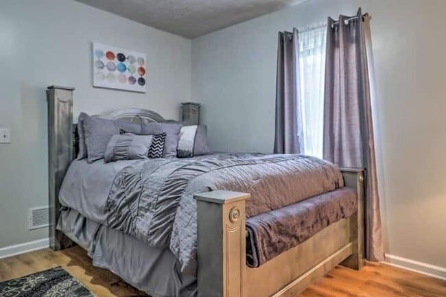 Building Photo - 483 Oak Dr SE